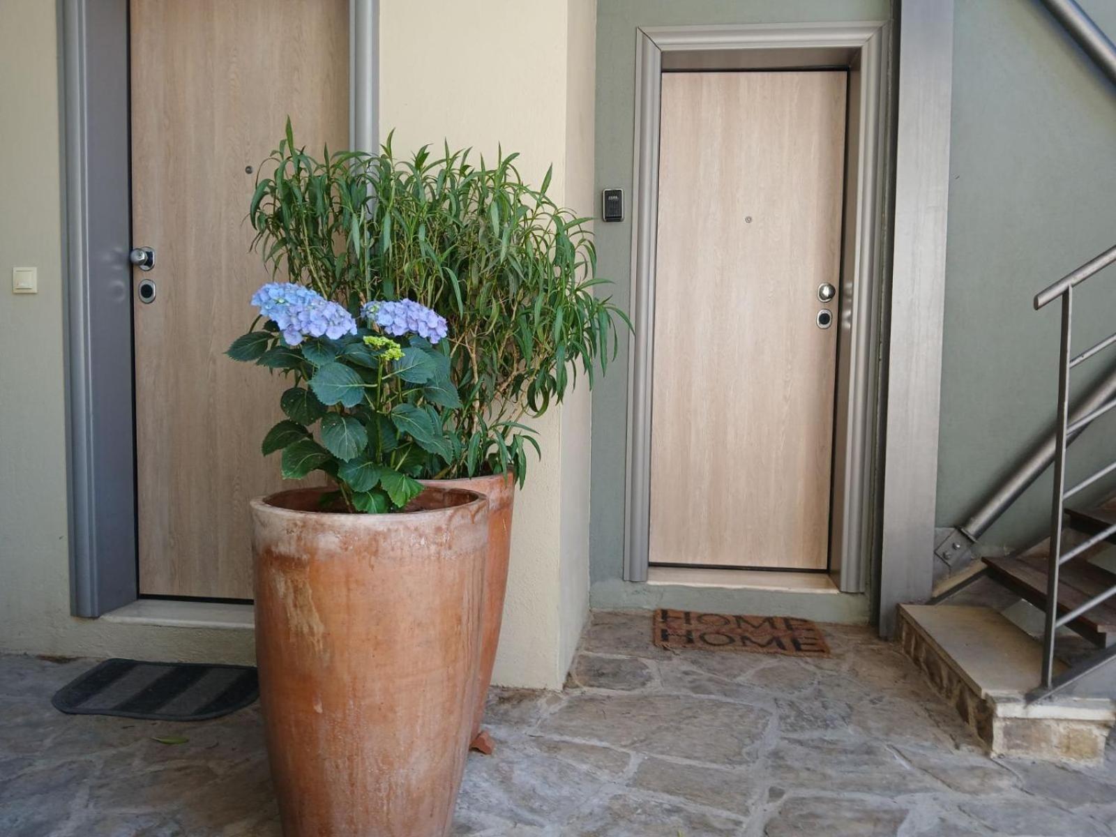Quiet Urban With Private Backyard Apartment Thessaloniki